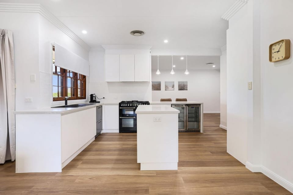 The Bandalong Belle - 5BDR - Renovated Home in Hillvue House in Tamworth