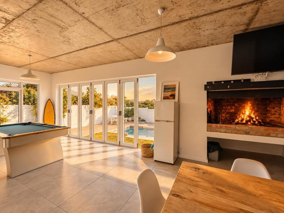 TV and multimedia, Living room, Pool view