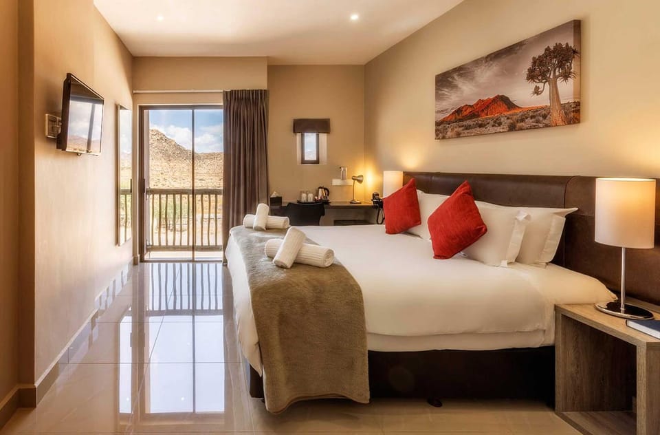 Shower, Toilet, Bed, Bathroom, TV and multimedia, Balcony/Terrace, Kitchen or kitchenette, Photo of the whole room, Bedroom