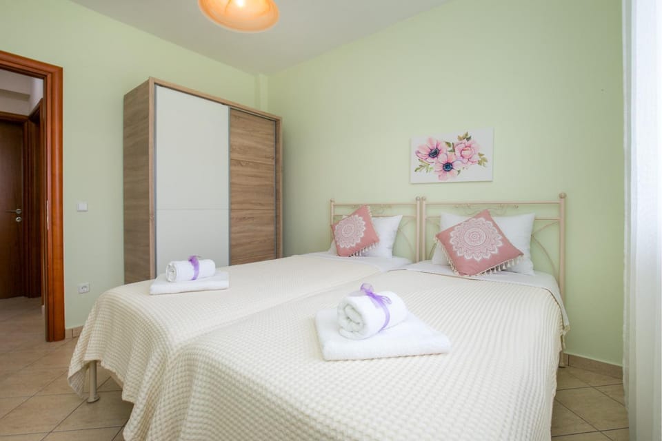 Bed, Day, Summer, Bedroom, On site
