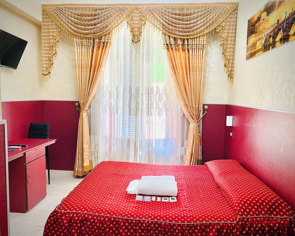 Bed, TV and multimedia, Photo of the whole room, Bedroom