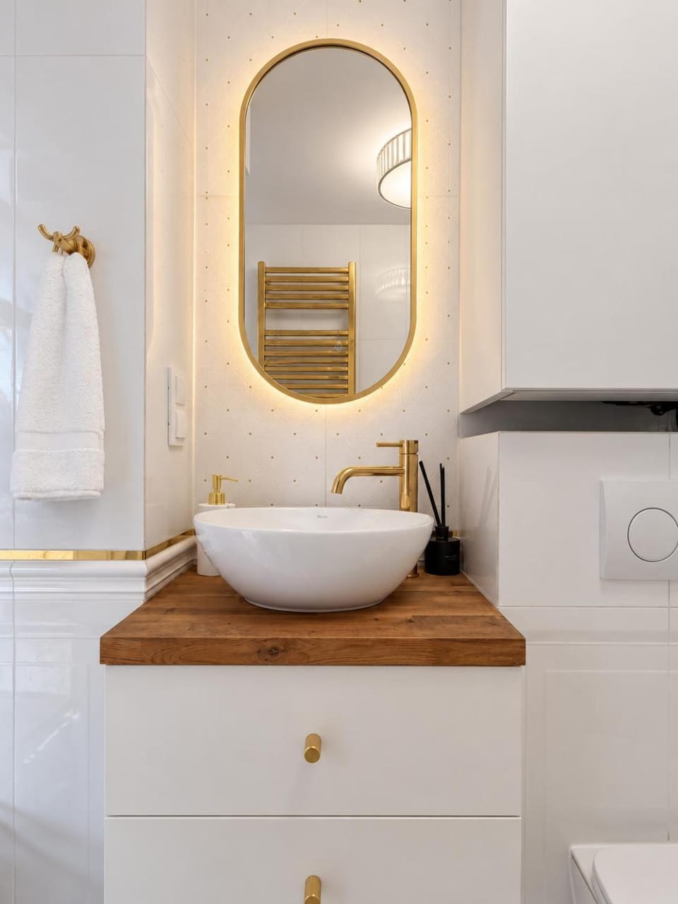 Toilet, Bathroom, hair dryier, heating, towels