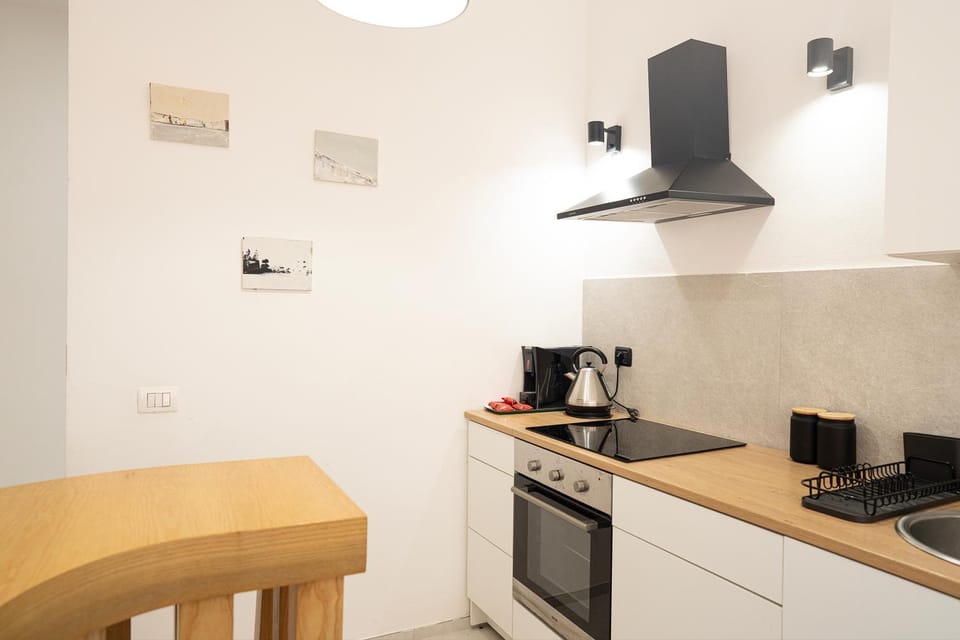 Coffee/tea facilities, Kitchen or kitchenette, Dining area, stove