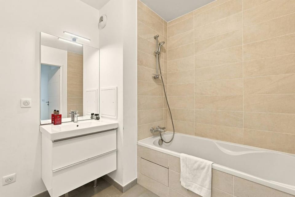 Private parking, Eiffel Tower view, Train station downstairs Apartment in Issy-les-Moulineaux