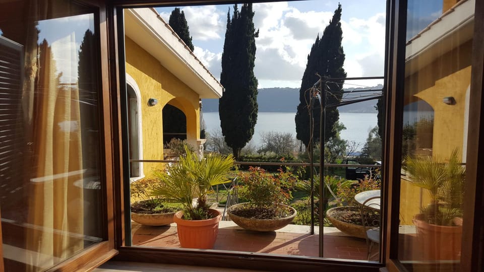 Spring, Day, View (from property/room), Balcony/Terrace, Bedroom, On site, Garden view, Lake view