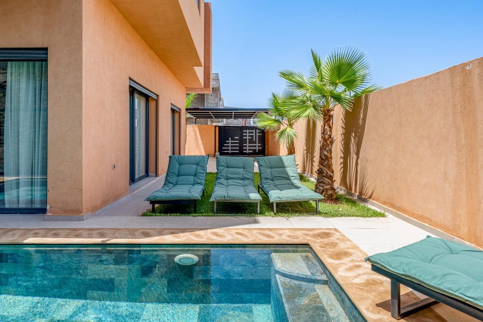 Property building, Patio, Day, Balcony/Terrace, Pool view, Swimming pool, sunbed
