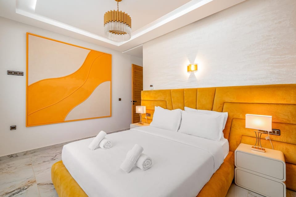 Bed, Living room, Photo of the whole room, Seating area, Bedroom, towels