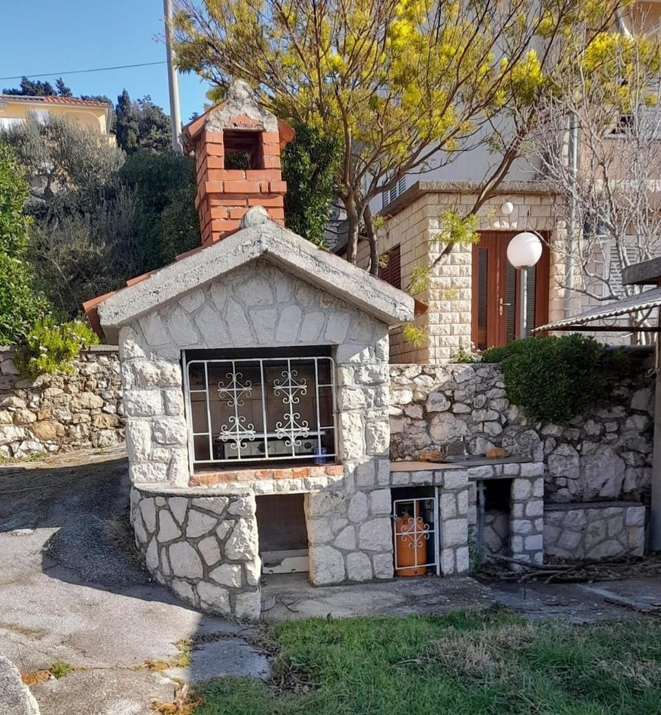 Location, children, Family