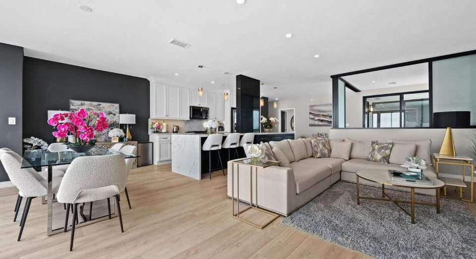 Remodeled Three Bedroom Condo with Mountain Views Apartment in Beverly Hills
