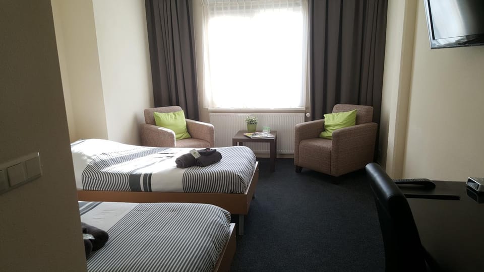 Shower, Toilet, TV and multimedia, Coffee/tea facilities, Photo of the whole room, Seating area