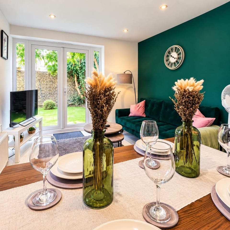 Queens Park Family Home 3 Bedrooms Garden Apartment in City of Westminster