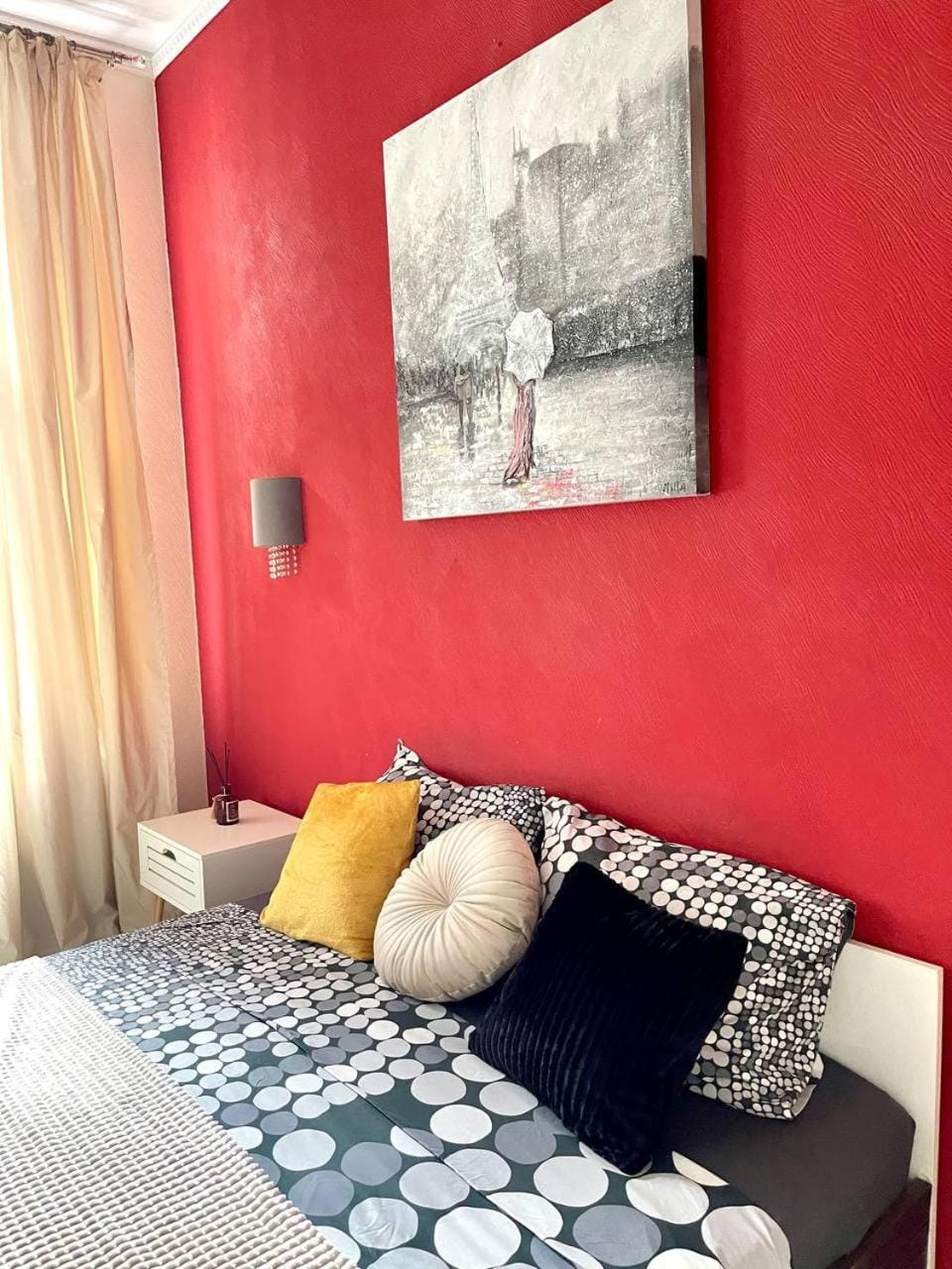Photo of the whole room, Bedroom