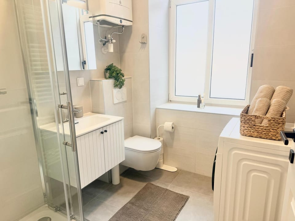 Shower, Toilet, Bathroom, towels