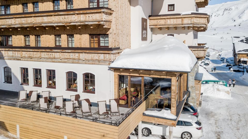 Property building, Facade/entrance, Winter, On site, Mountain view