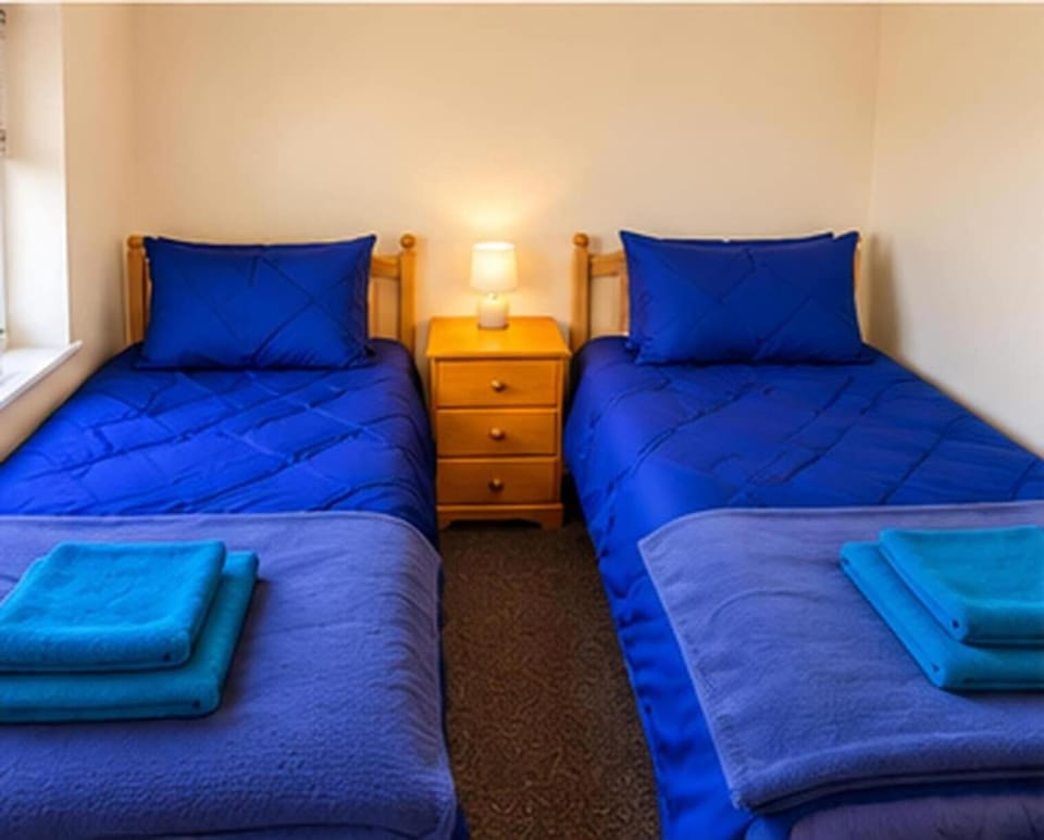 Bright 2-bed Home with Garden & Conservatory. House in Oldbury