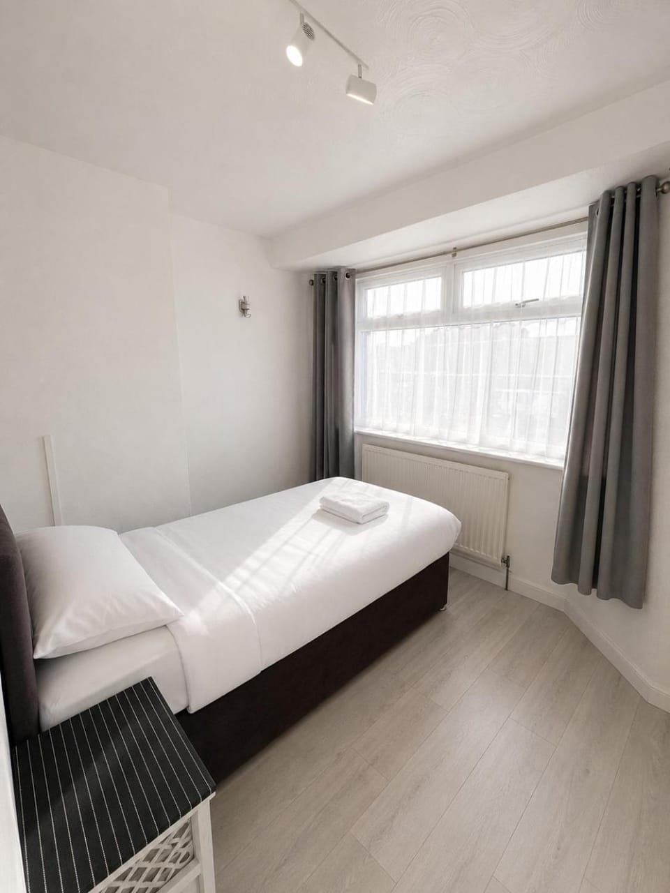 Spacious 4BR Home - Wifi & Free Private Parking Apartment in Enfield