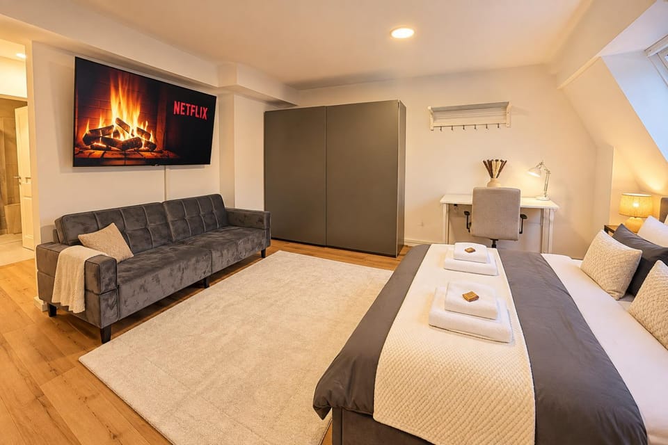 Bed, Living room, Photo of the whole room, Bedroom, towels, air conditioner