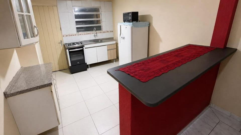 Kitchen or kitchenette, minibar, oven, stove