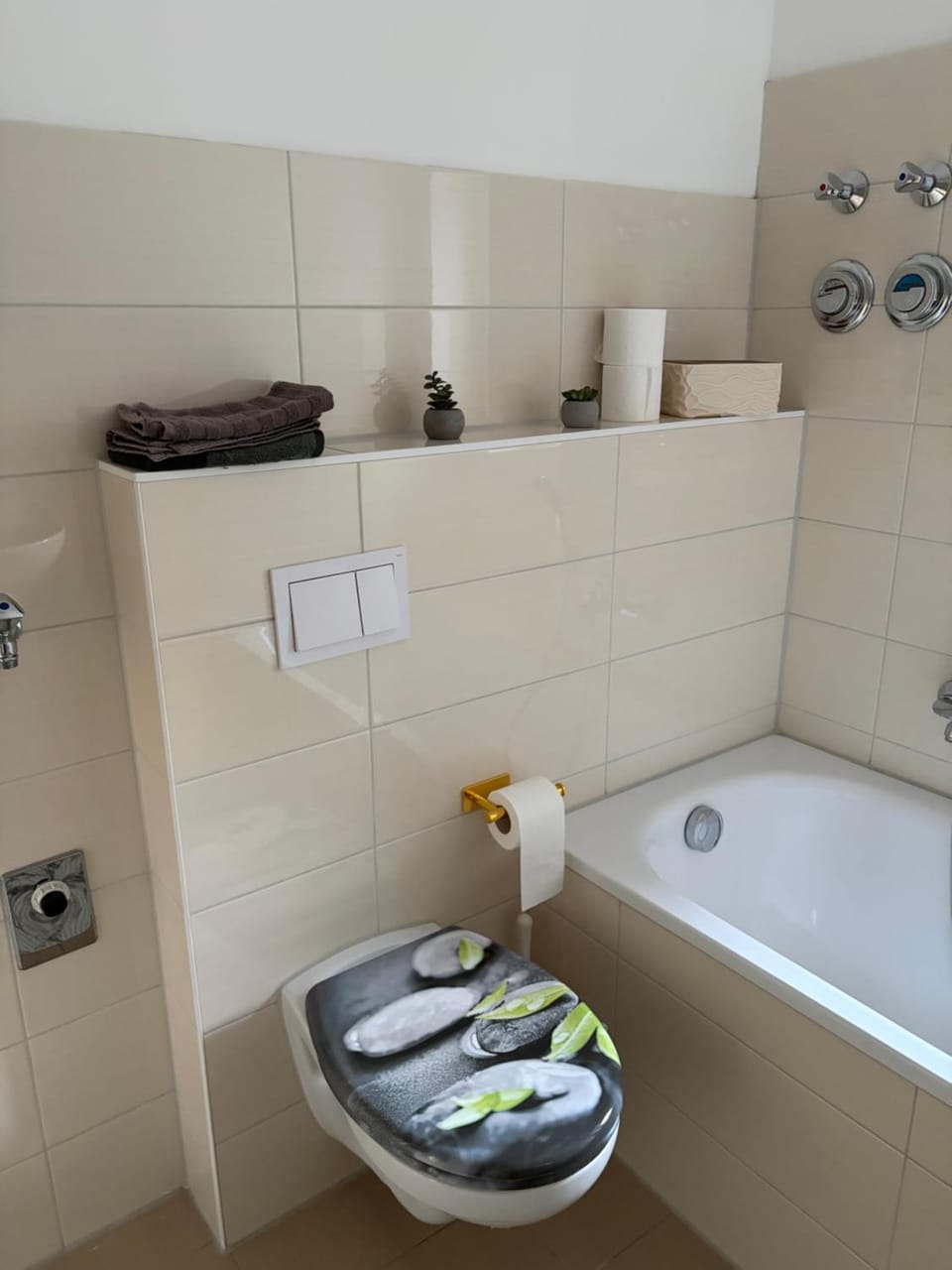 AS133-Balkon- Privatparkplatz - WLAN - Toplage - 3 Raum - 6 Personen- ruhig Apartment in Magdeburg