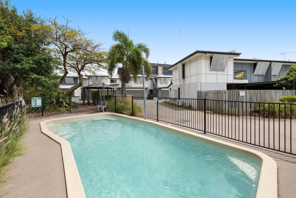 4BR Townhouse with Pool & 2 Car Parks - Sleeps 8 Apartment in Brisbane
