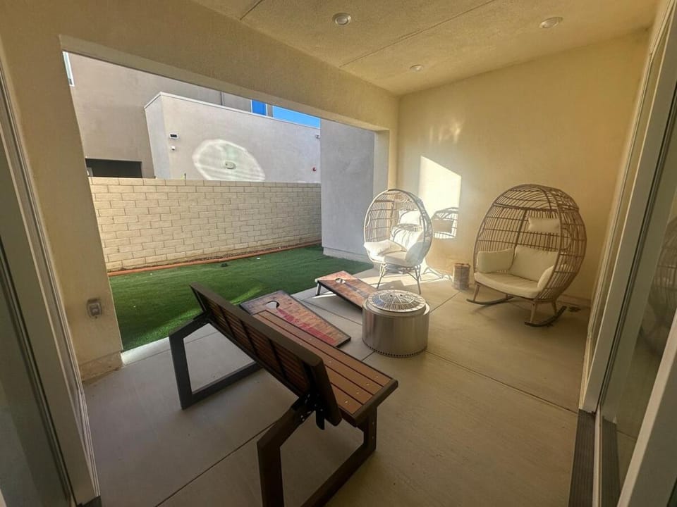 Skyland Way House in Valencia