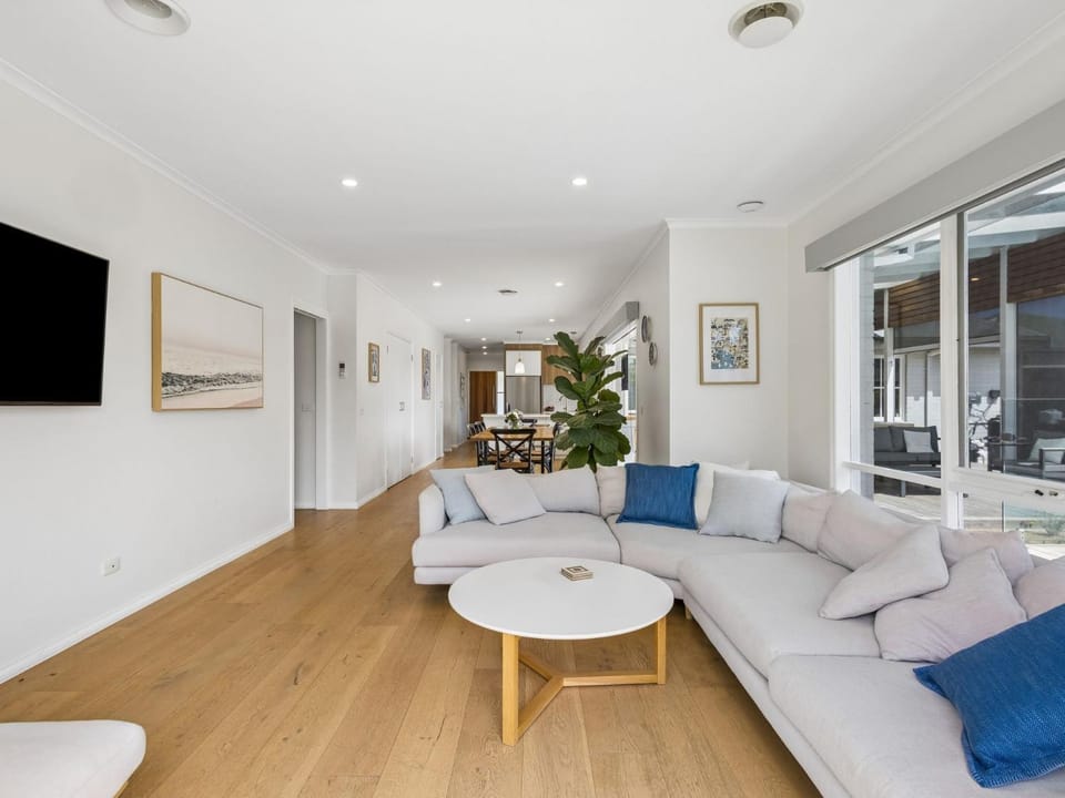 Family Beach Holiday with Heated Pool House in Mornington