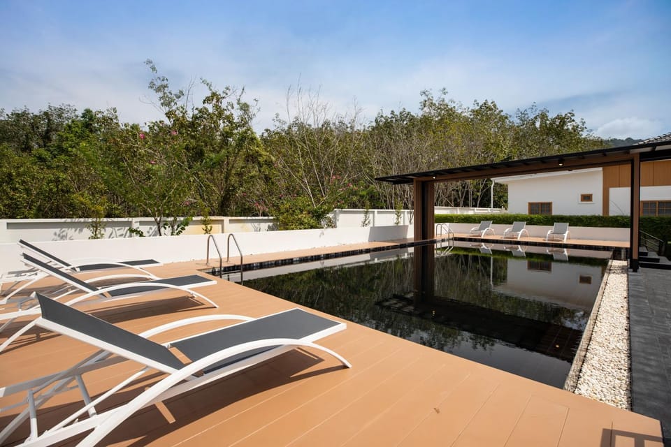 Swimming pool, sunbed