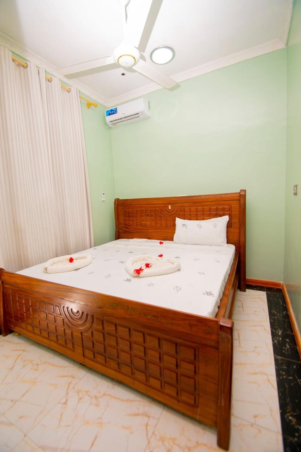 Bed, Photo of the whole room, Bedroom, towels, air conditioner