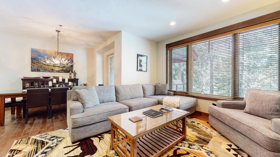 Woodwinds 1323 Pet-Friendly, On Sierra Star Golf Course, Garage and Jacuzzi, Luxury Home House in Mammoth Lakes