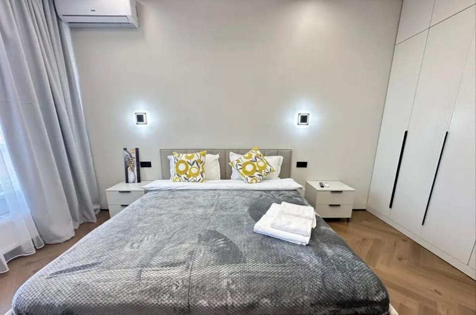 Bed, Photo of the whole room, towels, wardrobe