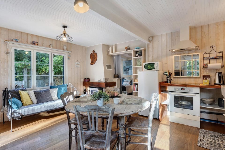 Property building, Kitchen or kitchenette, Living room