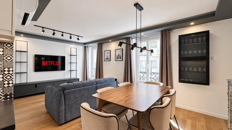 TV and multimedia, Living room, Seating area, Dining area