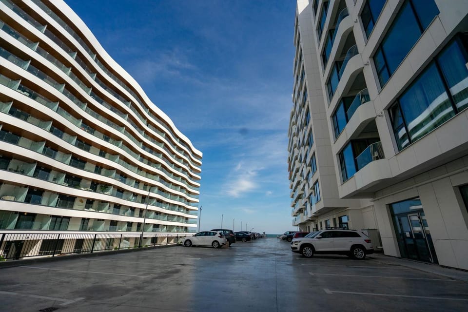 Property building, Neighbourhood, Location