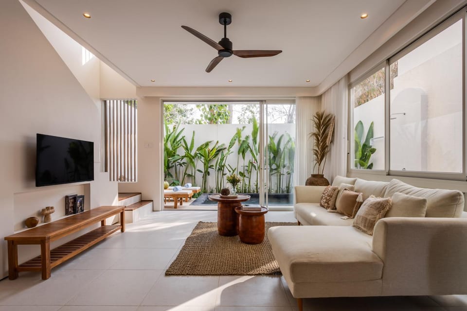 Property building, Day, TV and multimedia, Living room, Seating area, Pool view, Swimming pool, sunbed, sunbed, towels