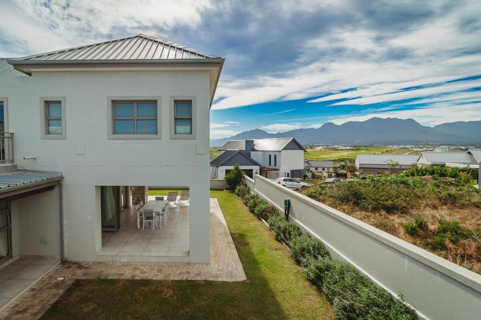 Property building, Day, Natural landscape, Garden, View (from property/room), Balcony/Terrace, Garden view, Mountain view