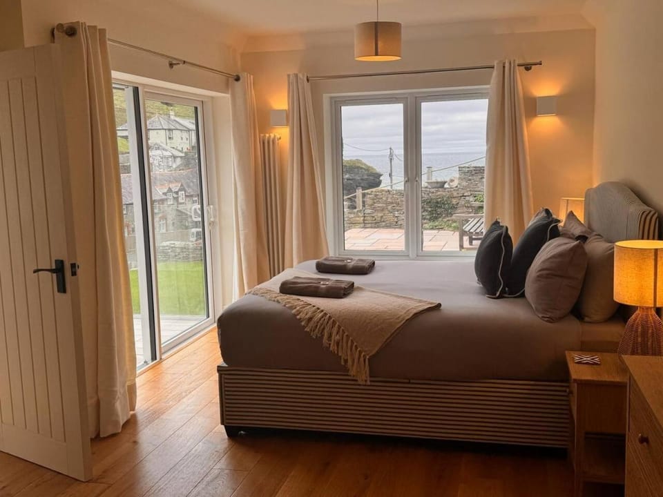 Rest Harrow Trebarwith Strand House in England