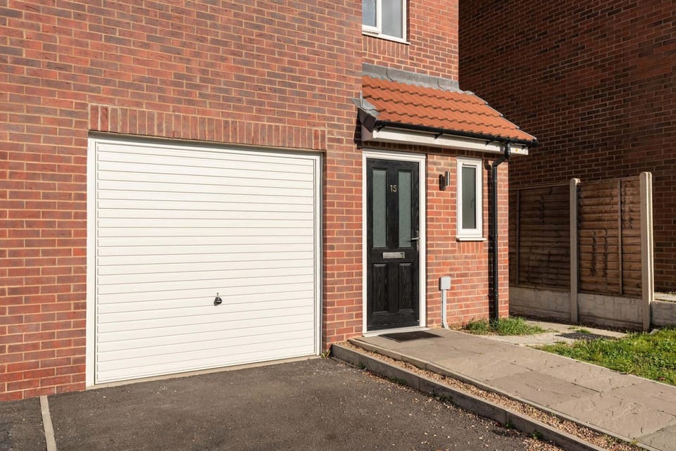 Modern & Bright 3 Bedroom Rotherham Home w Garden House in Rotherham