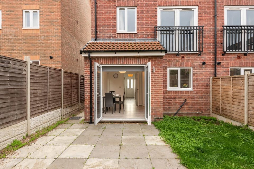 Modern & Bright 3 Bedroom Rotherham Home w Garden House in Rotherham