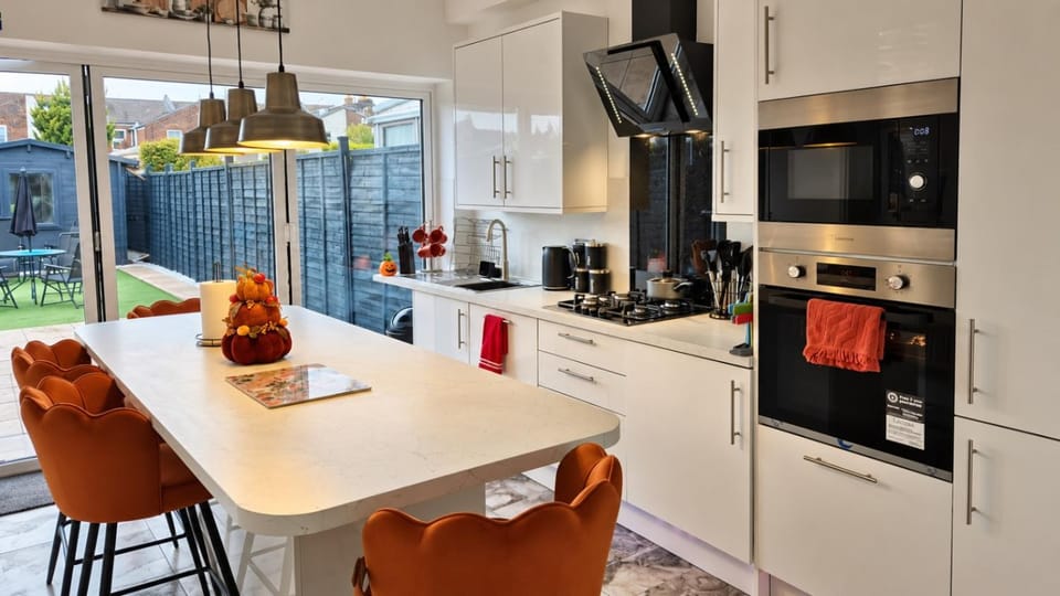 Southampton House 3-Bed Luxury Home with Private Games Room Sleeps 8 House in Eastleigh District