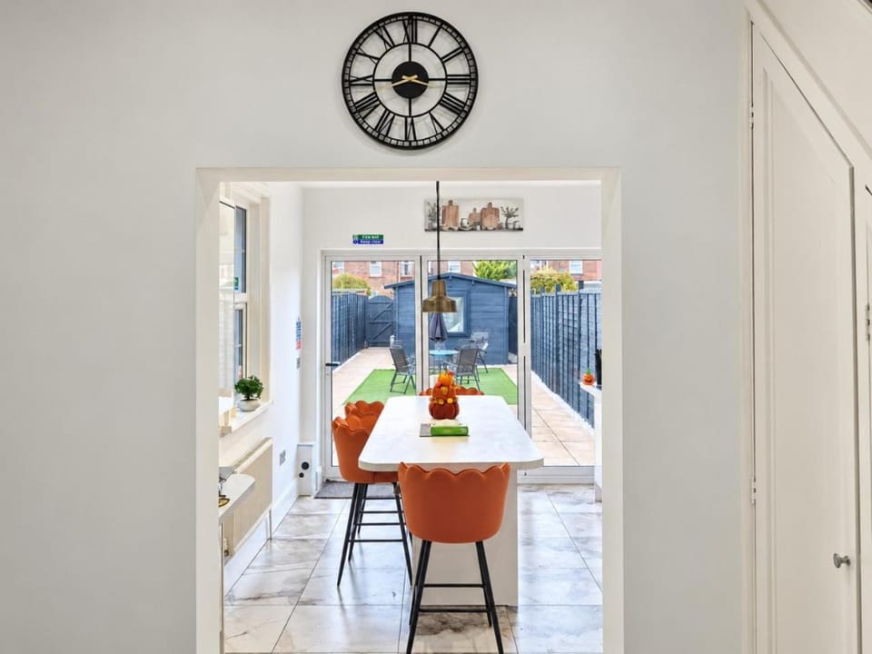 Southampton House 3-Bed Luxury Home with Private Games Room Sleeps 8 House in Eastleigh District