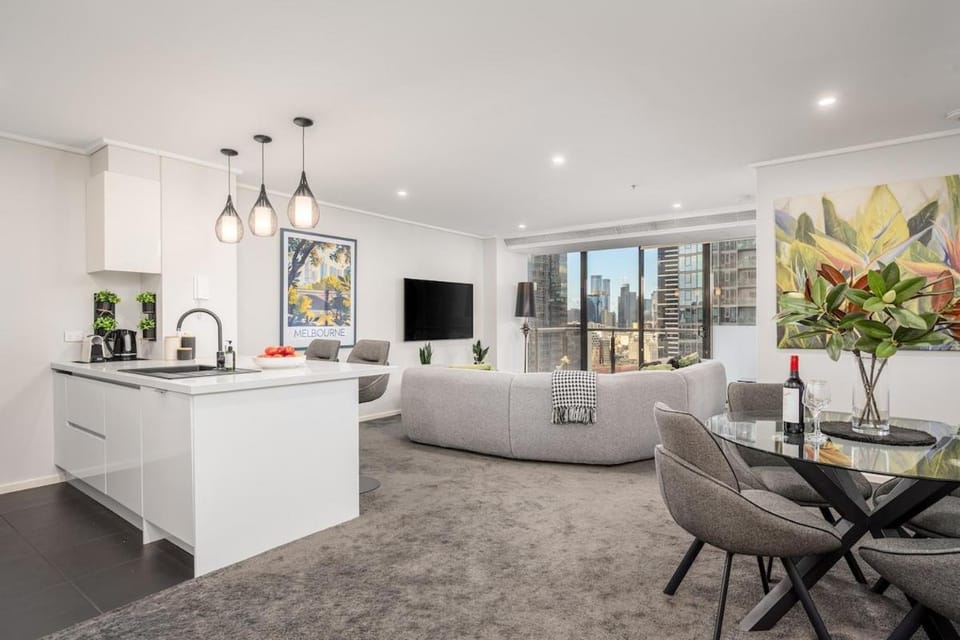 Open Living 2BR w City Views Pool Gym & Parking Apartment in Southbank