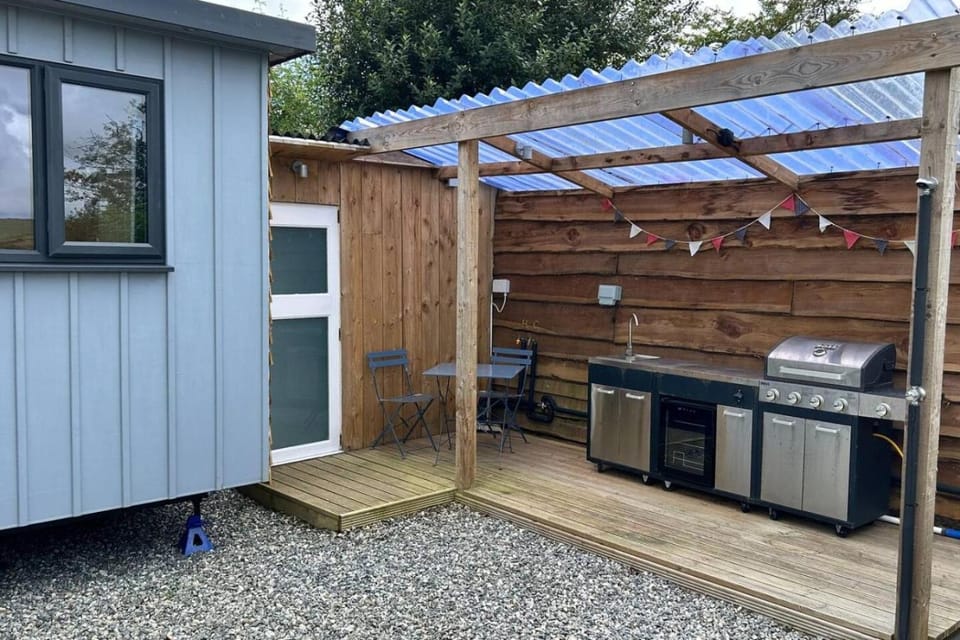 BBQ facilities, Bathroom, Dining area