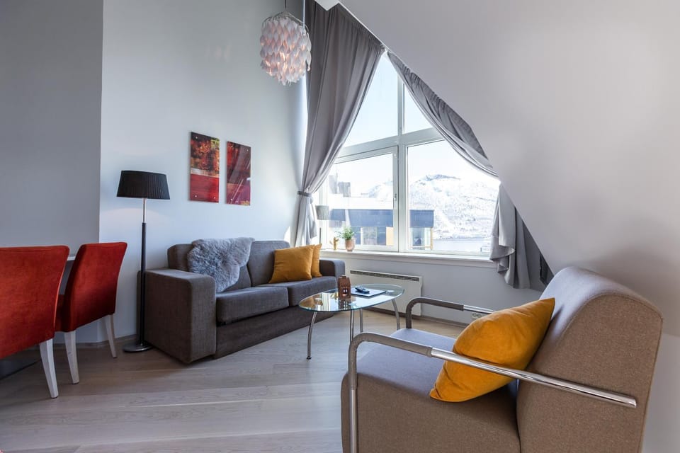 Bed, TV and multimedia, Coffee/tea facilities, Living room, Seating area, Mountain view, Sea view