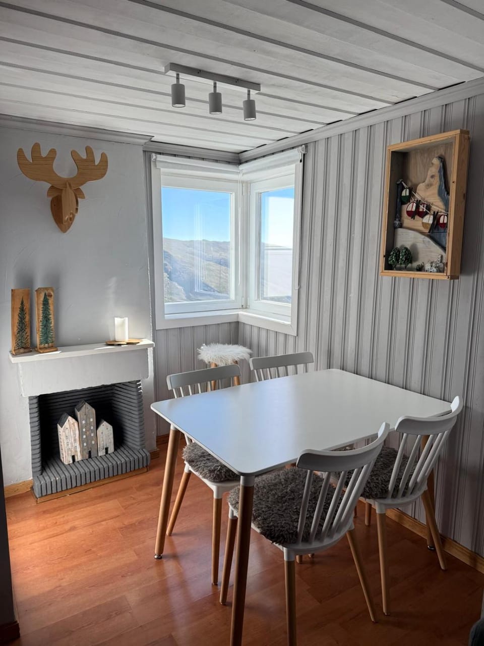 Seating area, Dining area