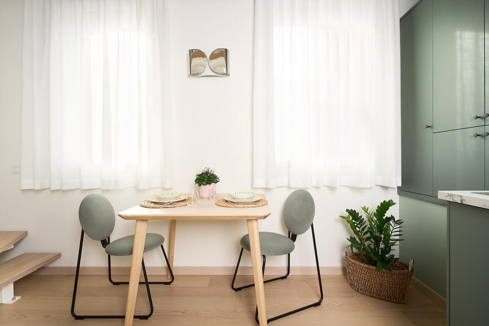 Kitchen or kitchenette, Living room, Seating area, Dining area