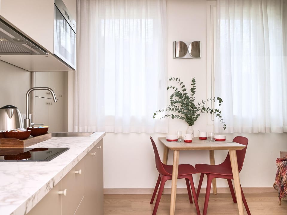 Kitchen or kitchenette, Dining area