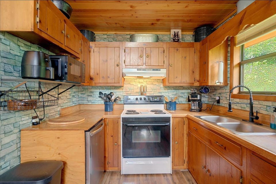 Hot Tub & Fire Pit! All-Seasons Murphy Escape House in Murphy