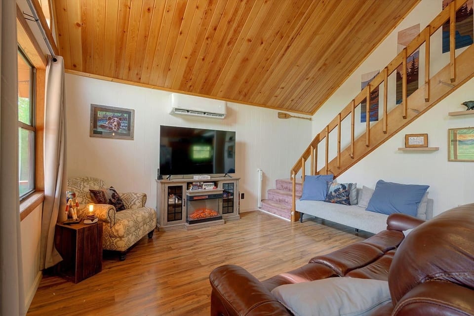 Hot Tub & Fire Pit! All-Seasons Murphy Escape House in Murphy