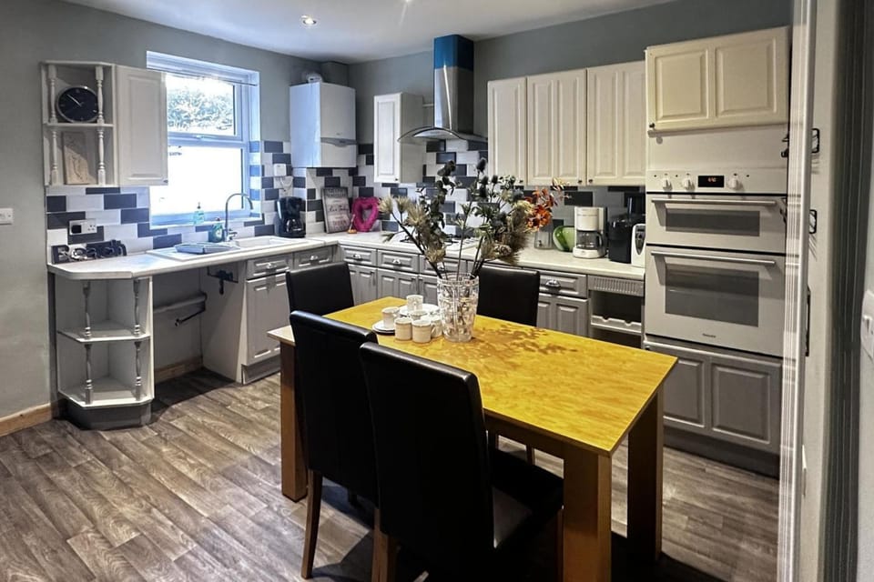 4 Bed House Sleeps 8 -Private Garden -Dogs Welcome House in Folkestone