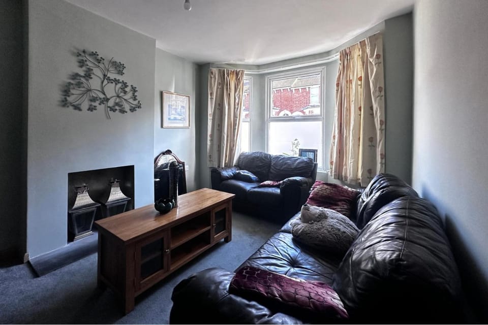4 Bed House Sleeps 8 -Private Garden -Dogs Welcome House in Folkestone